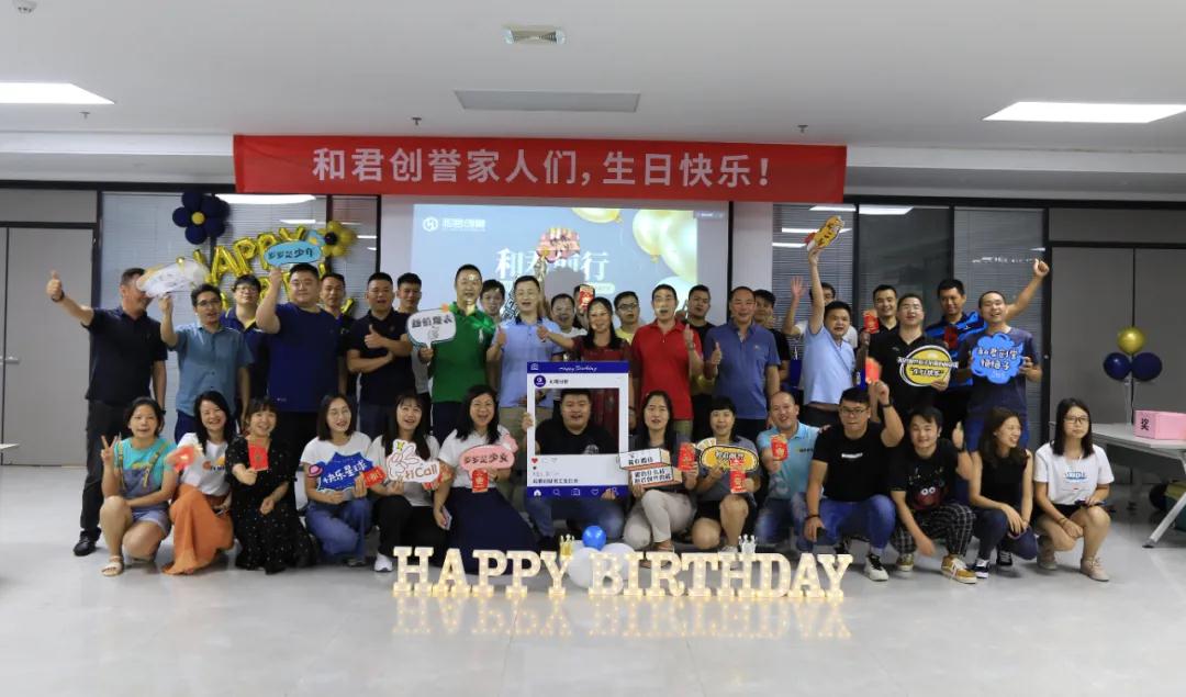 歐福萊拍了拍你的腦袋說(shuō)：“生日快樂(lè)”！