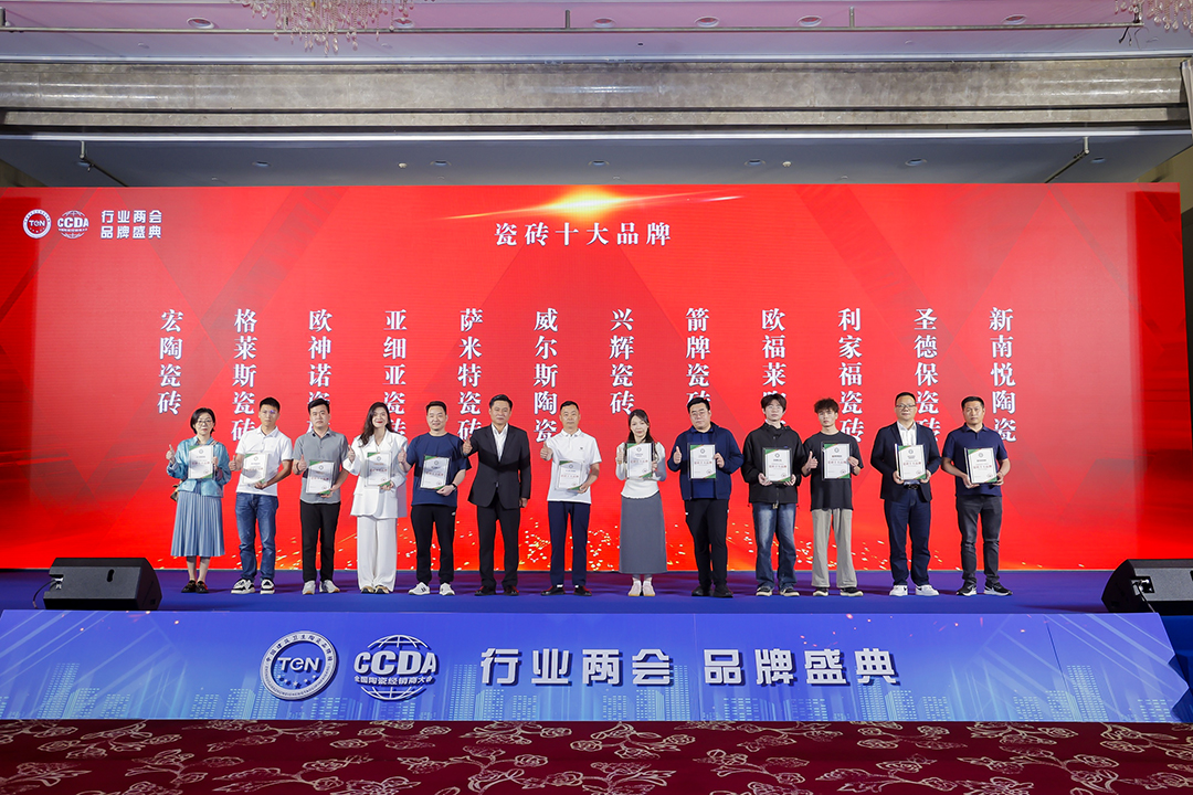 歐福萊領獎.jpg